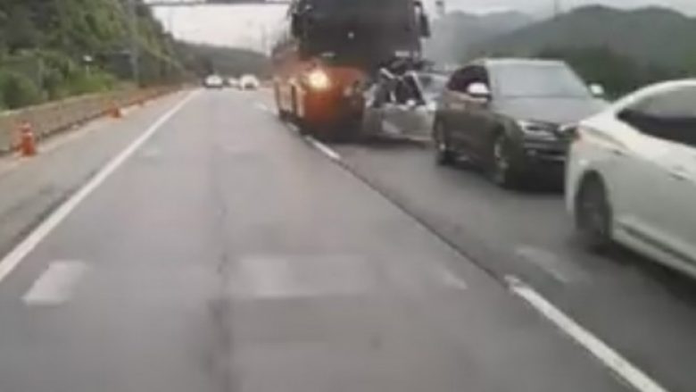 Aksident i tmerrshëm: Autobusi shtyp disa vetura dhe shkakton vdekjen e katër personave (Video +18)