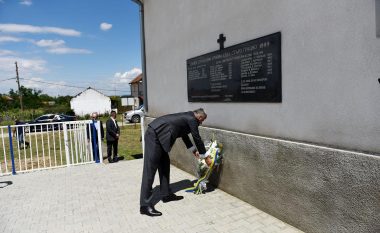 Thaçi vë kurorë lulesh në memorialin e qytetarëve serbë të vrarë në Lipjan