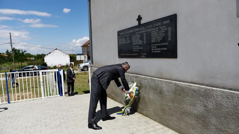 Thaçi vë kurorë lulesh në memorialin e qytetarëve serbë të vrarë në Lipjan