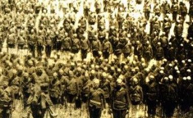 Pamje e vitit 1880: Ushtarët me plisa të Batalionit të Prizrenit, që Sulltani i dekoroi për heroizëm në luftën kundër Greqisë (Foto)