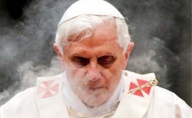 Ish-Papa thotë se lobi i homoseksualëve të Vatikanit tentoi të ndikojë tek ai