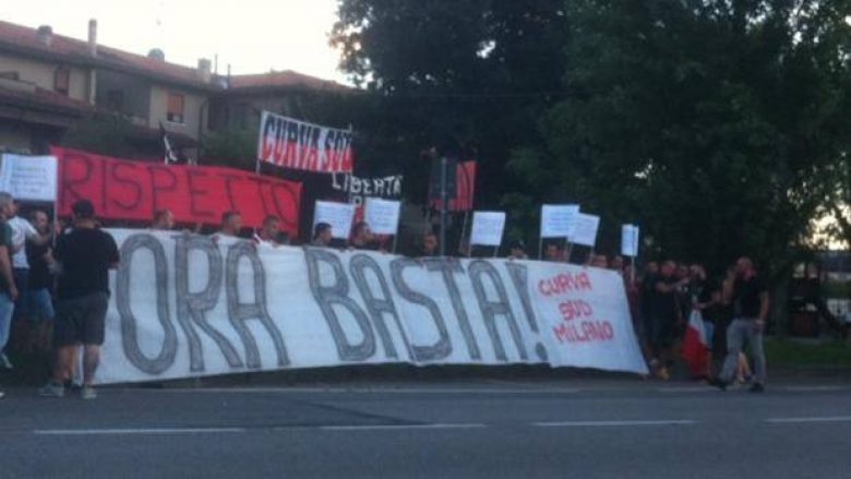 Tifozët e Milan protestojnë, Berlusconi i fton në shtëpi