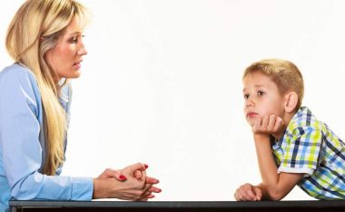 Biseda më e vështirë me fëmijën: Si të identifikohen shqetësimet seksuale