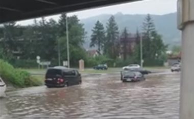 Vërshime të mëdha në Bosnje, shpejtë edhe në Serbi (Foto/Video)