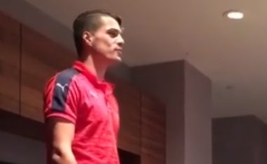 Xhaka këndon shqip para lojtarëve të Arsenalit (Video)