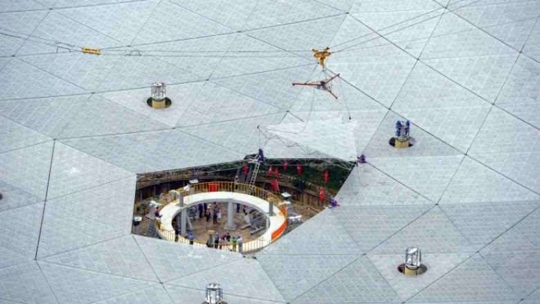 Kinë, përfundon ndërtimi i radioteleskopit kolosal (Video)