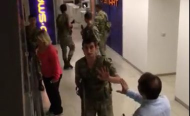 Momenti kur forcat puçiste morën CNN-in turk (Video)