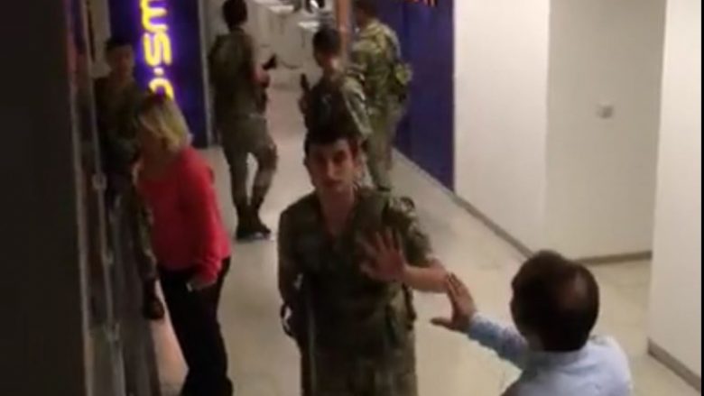 Momenti kur forcat puçiste morën CNN-in turk (Video)