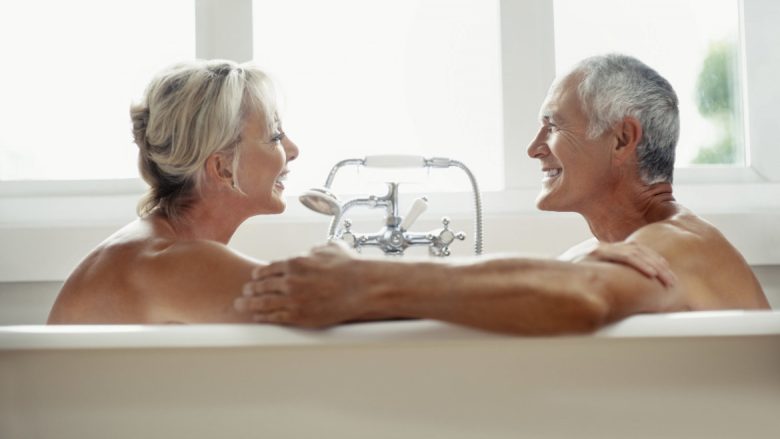 Një jetë aktive seksuale mbi 50 vjeç rrit shëndetin e trurit dhe ju mbron nga demenca