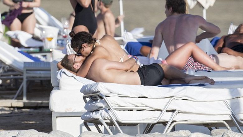 David Guetta nuk përmbahet, skena seksi në plazh (Foto)