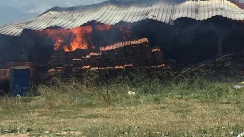 Zjarr në një fermë në fshatin Stapanicë të Klinës, digjet ushqimi i bagëtive