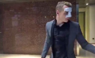 Digne arrin në Barcelonë, por çfarë ka në fytyrë? (Video)