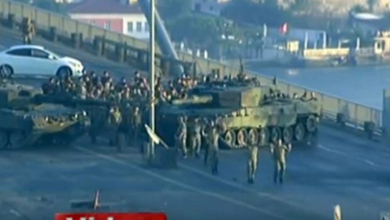 Momenti i dorëzimit të ushtarëve turq (Video)