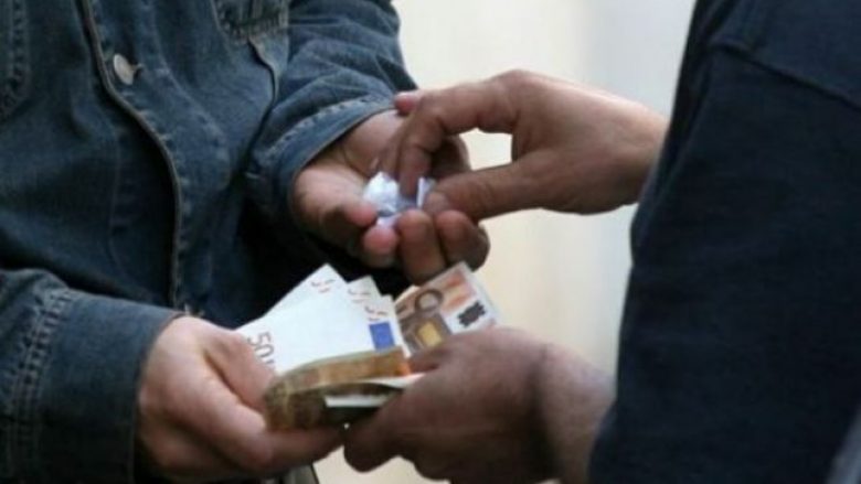 Kapet me drogë afër shkollës në Ferizaj