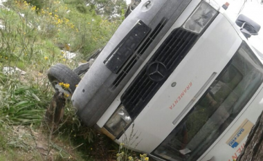 Rrëzohet mikrobusi në Berat, konfirmohet një viktimë