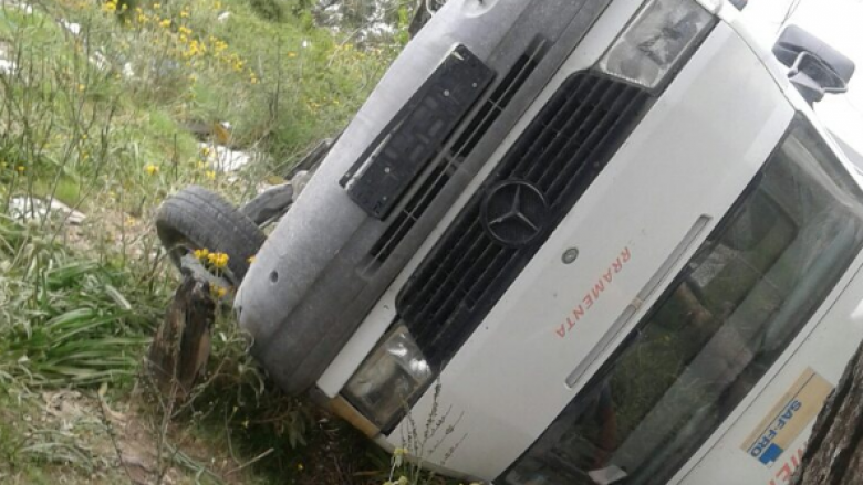 Rrëzohet mikrobusi në Berat, konfirmohet një viktimë