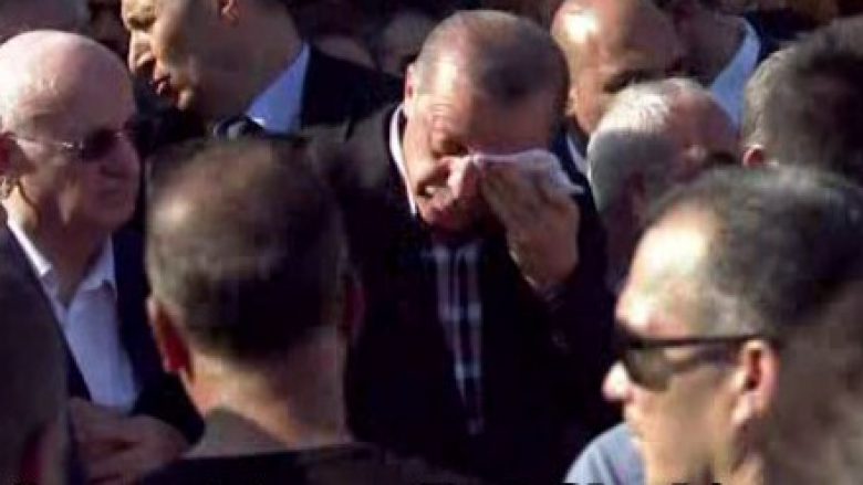 Erdogan fillon të qajë teksa i jep lamtumirën e fundit dhëndrit shqiptar (Video)