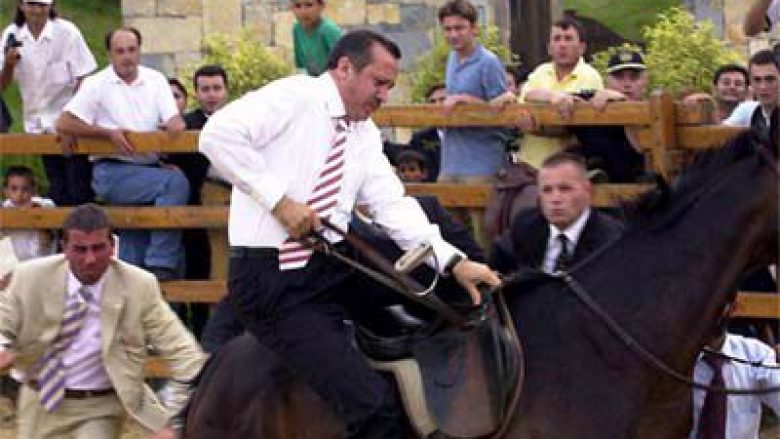 Kështu ishte rrëzuar Erdogani nga kali (Video)