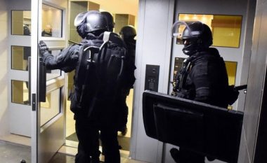 Persona të armatosur marrin selinë e policisë në Erevan të Armenisë