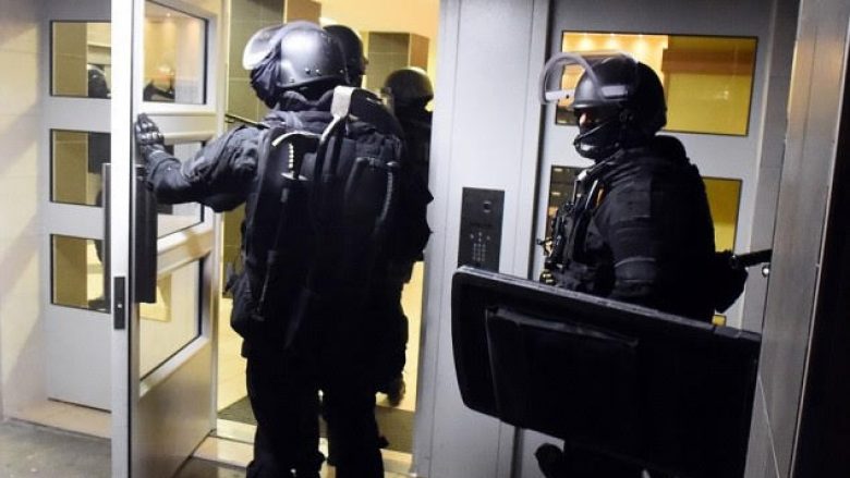 Persona të armatosur marrin selinë e policisë në Erevan të Armenisë