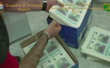 Kapen 7 milionë euro false në Napoli