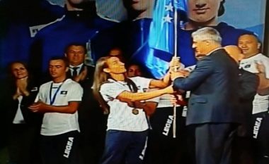 Presidenti Thaçi ia dorëzon flamurin heroinës Majlinda Kelmendi (Foto)