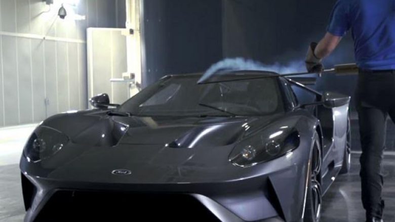 Shikojeni Fordin GT, duke u testuar nëpër ‘tunelin e ajrit’ (Video)