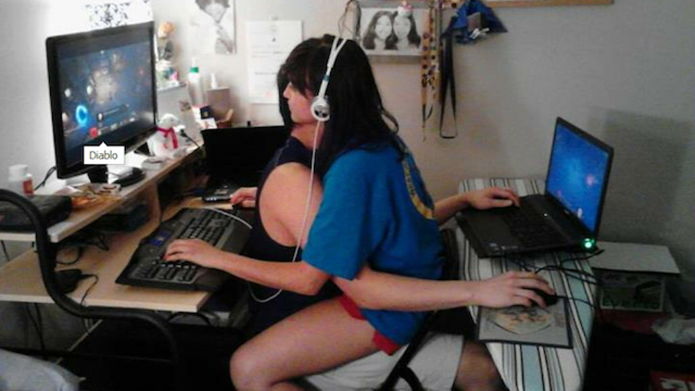 gamer-couple-want-to-cuddle