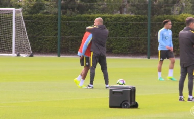 Shikoni si kaloi stërvitja e parë e Guardiolas te City, kënd e përqafoi spanjolli (Video)