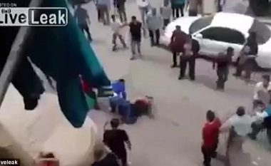 Pamje të tmerrshme: Tenton t’ia presë kokën gruas së tij, në mes të rrugës (Video,+18)