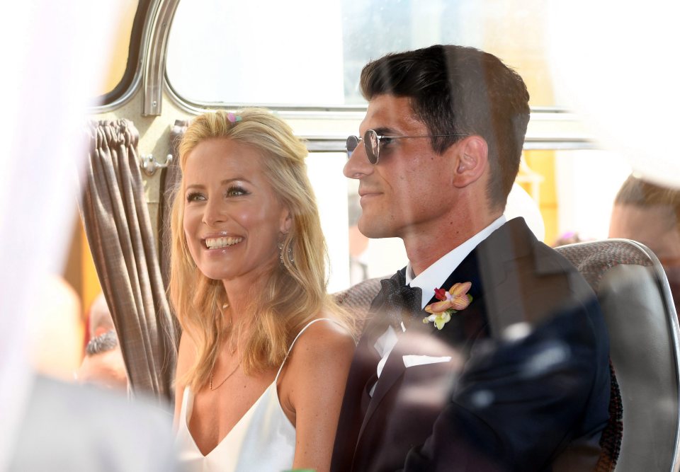 epa05436717 German international soccer player Mario Gomez (R) and his wife Carina (L) leave the registry office Schwabing after their civil marriage in Munich, Germany, 22 July 2016. EPA/SVEN HOPPE