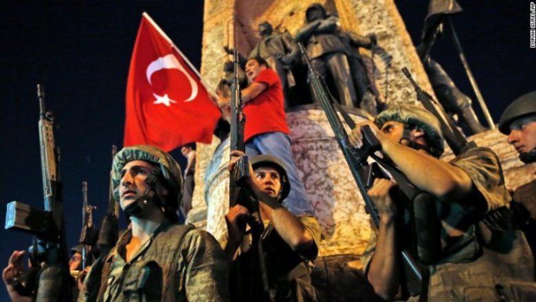 Konspiracioni mbi puçin: Erdogan, në stilin e Hitlerit, shkatërron kundërshtarët e tij