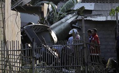 Indonezi, helikopteri rrëzohet mbi një shtëpi dhe mbyt tre persona (Foto)