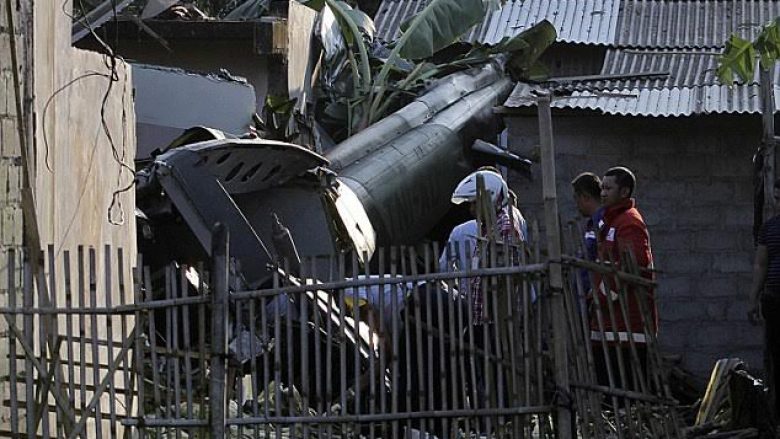 Indonezi, helikopteri rrëzohet mbi një shtëpi dhe mbyt tre persona (Foto)