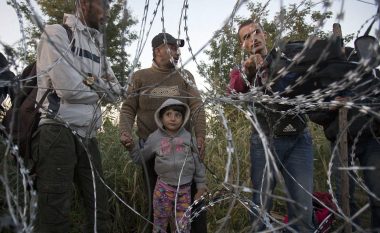 Hungaria ngriti gardh me gjemba, por tani kërkon emigrantë