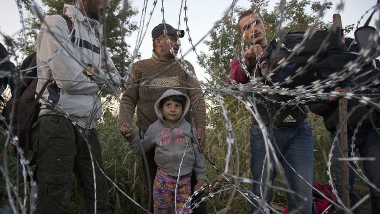 Hungaria ngriti gardh me gjemba, por tani kërkon emigrantë