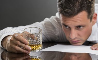 Studimi më i madh deri më tani e konfirmon se alkooli është shkaktari kryesor i demencës