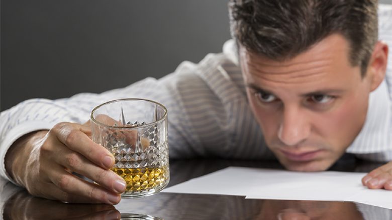 Studimi më i madh deri më tani e konfirmon se alkooli është shkaktari kryesor i demencës