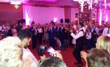 Shikoni atmosferën që mbretëron në dasmën e djalit të Ilir Shaqirit (Foto/Video)