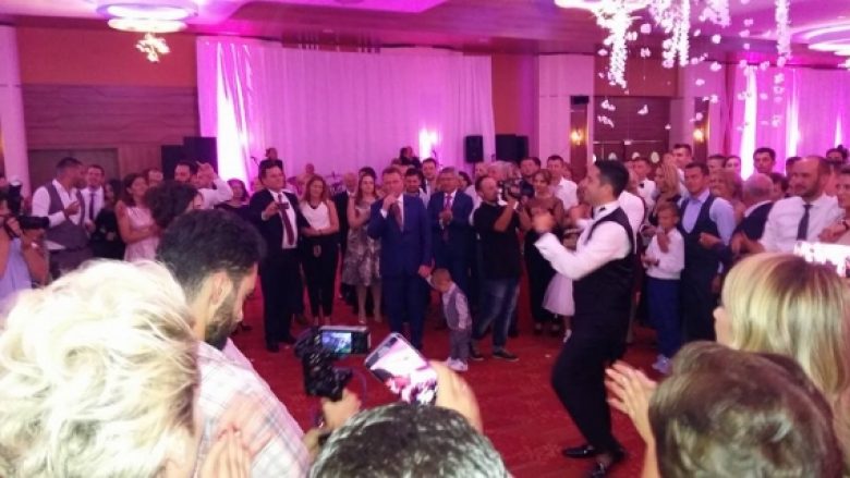 Shikoni atmosferën që mbretëron në dasmën e djalit të Ilir Shaqirit (Foto/Video)