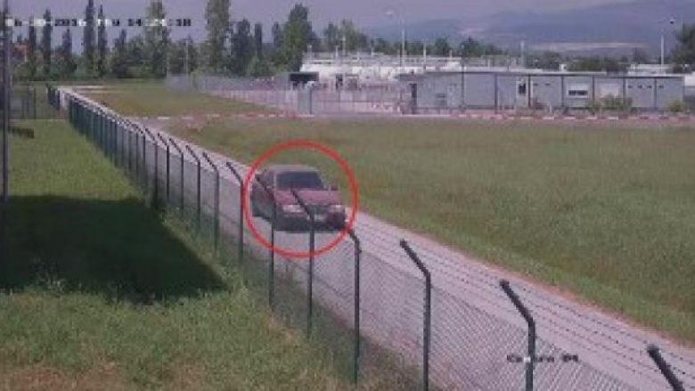 Video e re nga grabitja në Rinas, makina e autorëve me super-shpejtësi në rrugë, askush s’e ndaloi (Video)