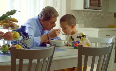 Këngëtarët shqiptarë me fëmijët e tyre në videoklipe (Video)