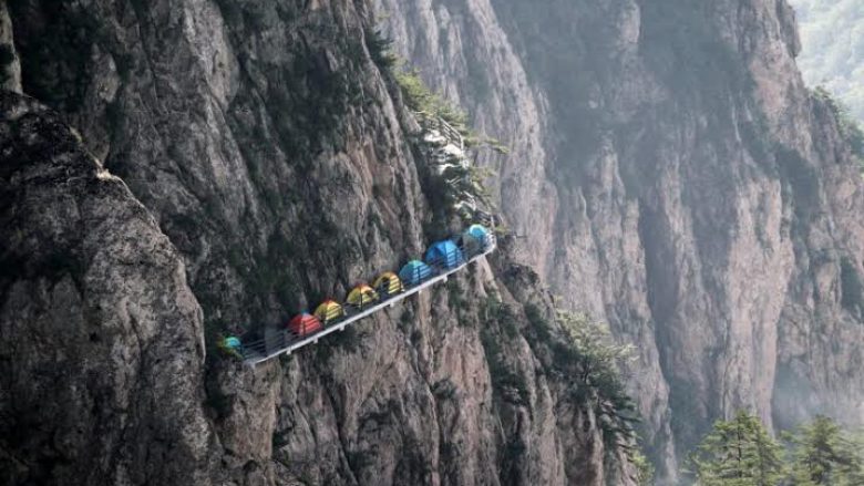 E frikshme: Kampingu në urën e drurit, në 1,700 metra lartësi (Foto)