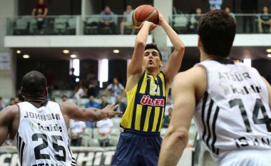 Zyrtare: Basketbollisti shqiptar largohet prej Fenerbahçes