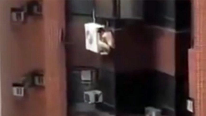 E zuri burri me gruan e tij, u kap për kondicioner në katin e dhjetë (Video)