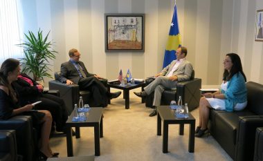 Kuçi dhe Banks diskutojnë për sundimin e ligjit në Kosovë