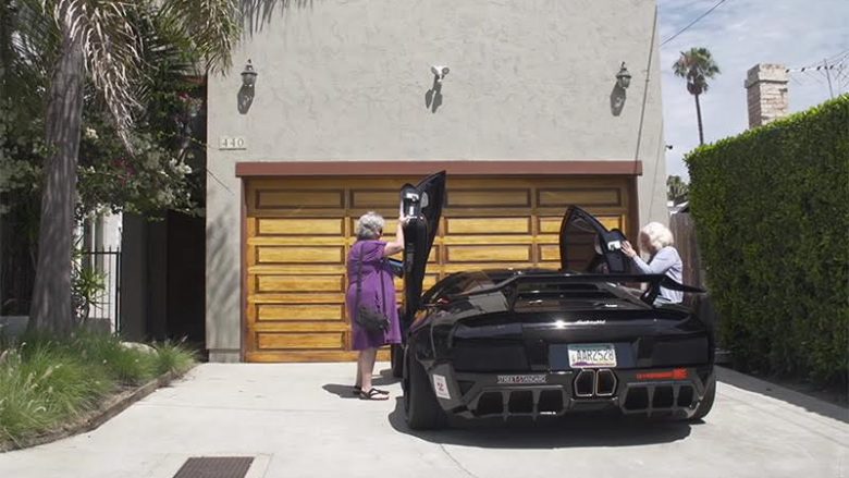 Reagimi i gjysheve, që voziten me Lamborghini për herë të parë (Video)