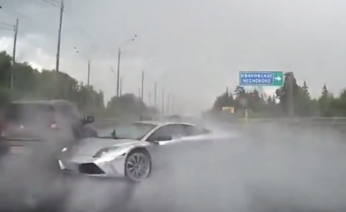 Lamborghini përplaset në autostradën e rrëshqitshëm nga shiu (Video)