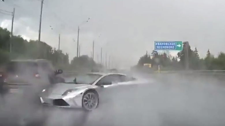 Lamborghini përplaset në autostradën e rrëshqitshëm nga shiu (Video)