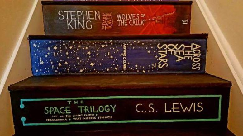 I ngjyrosi shkallët që të duken si librat e preferuar, tani kjo gjë është fantazia e çdo adhuruesi të librave